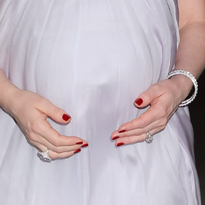 Manicure cranberry de Anne Hathaway chama atenção para tendência de outono